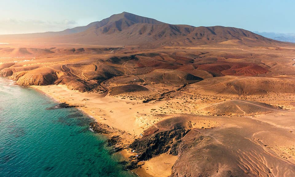 Lanzarote als vulkanische Insel fuer Fitnessurlaub und Community